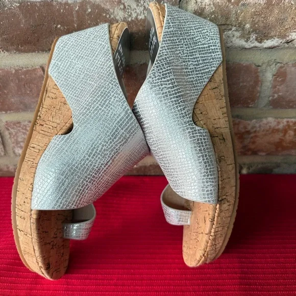 Donald Pliner Gretta Silver Sandal 9M NWOT - Picture 3 of 7